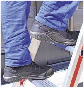 festes Schuhwerk beim Arbeiten mit Leitern